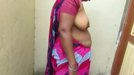 tamil aunty standing to show her boobs very hot         
