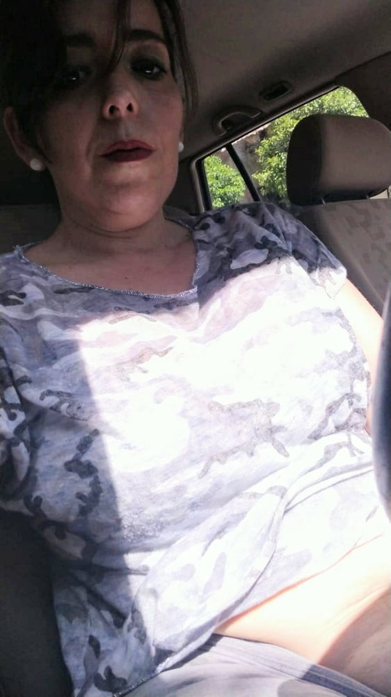 Estoy tan cachonda,que me masturbo en el coche
