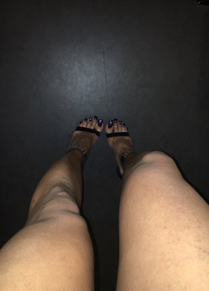 Lofia Tona - Deep purple toenails #19