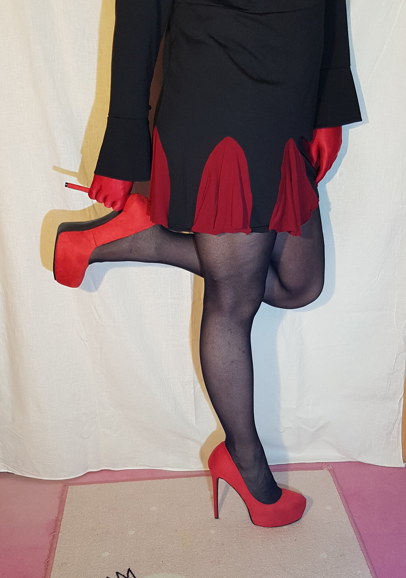 Beine in schwarzer Strumpfhose.