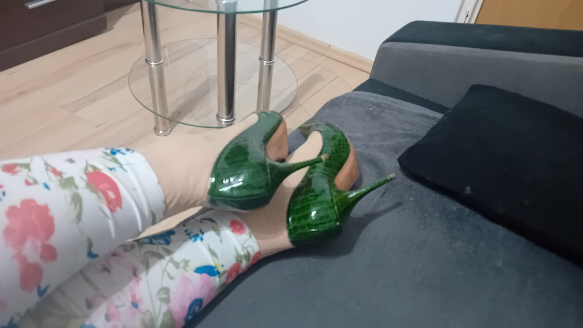 Travestiet in sexy groene Casadei spitse teen op hoge hakken