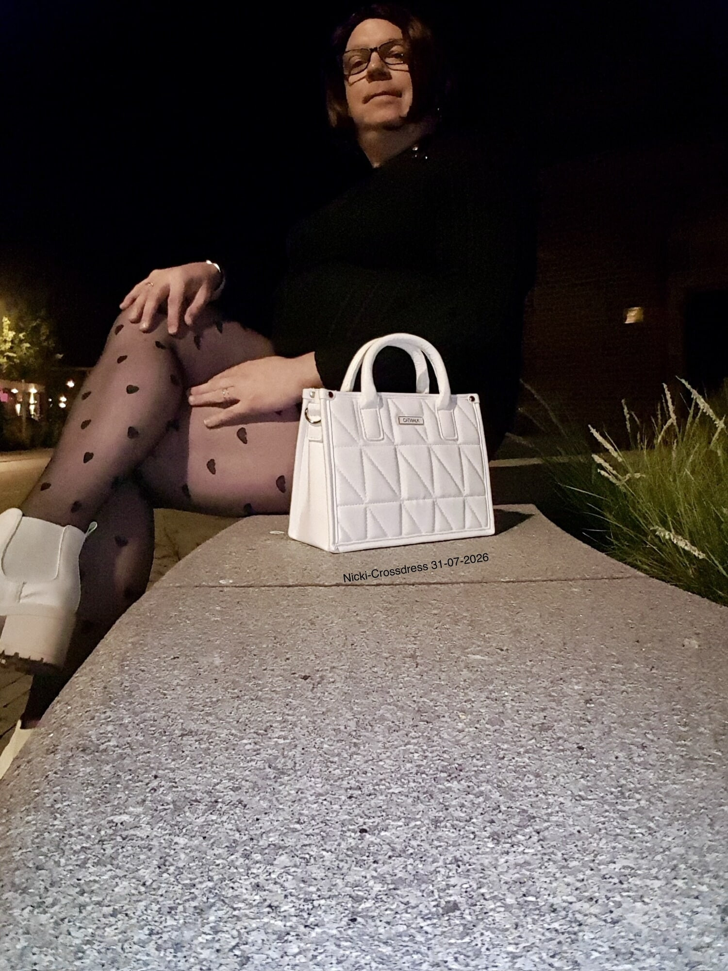 Nicki -Crossdress - Napolje u noćnu šetnju u seksi čarapama