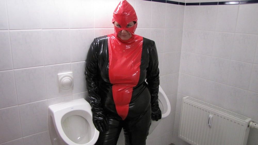 Anna as a toilet in latex ... #16