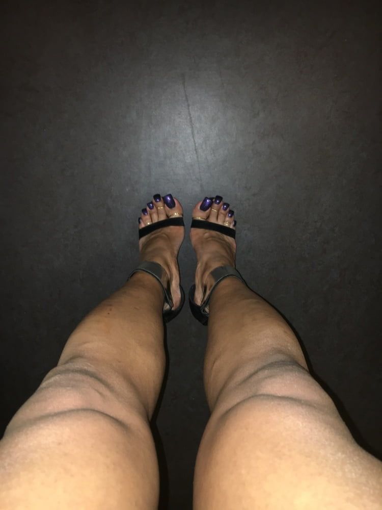 Lofia Tona - Deep purple toenails #8
