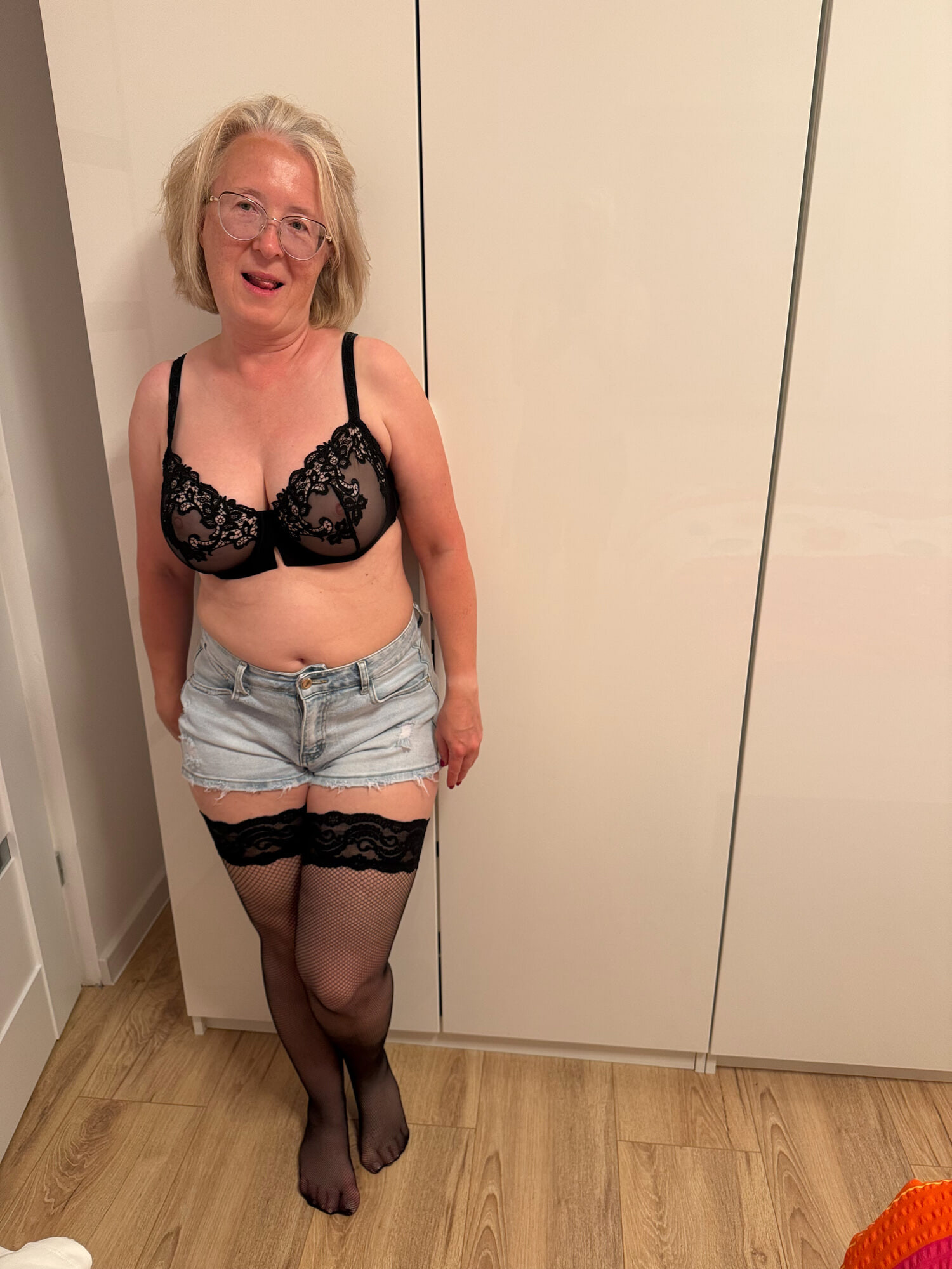 Hot MILF Lola Nova Photo Shoot