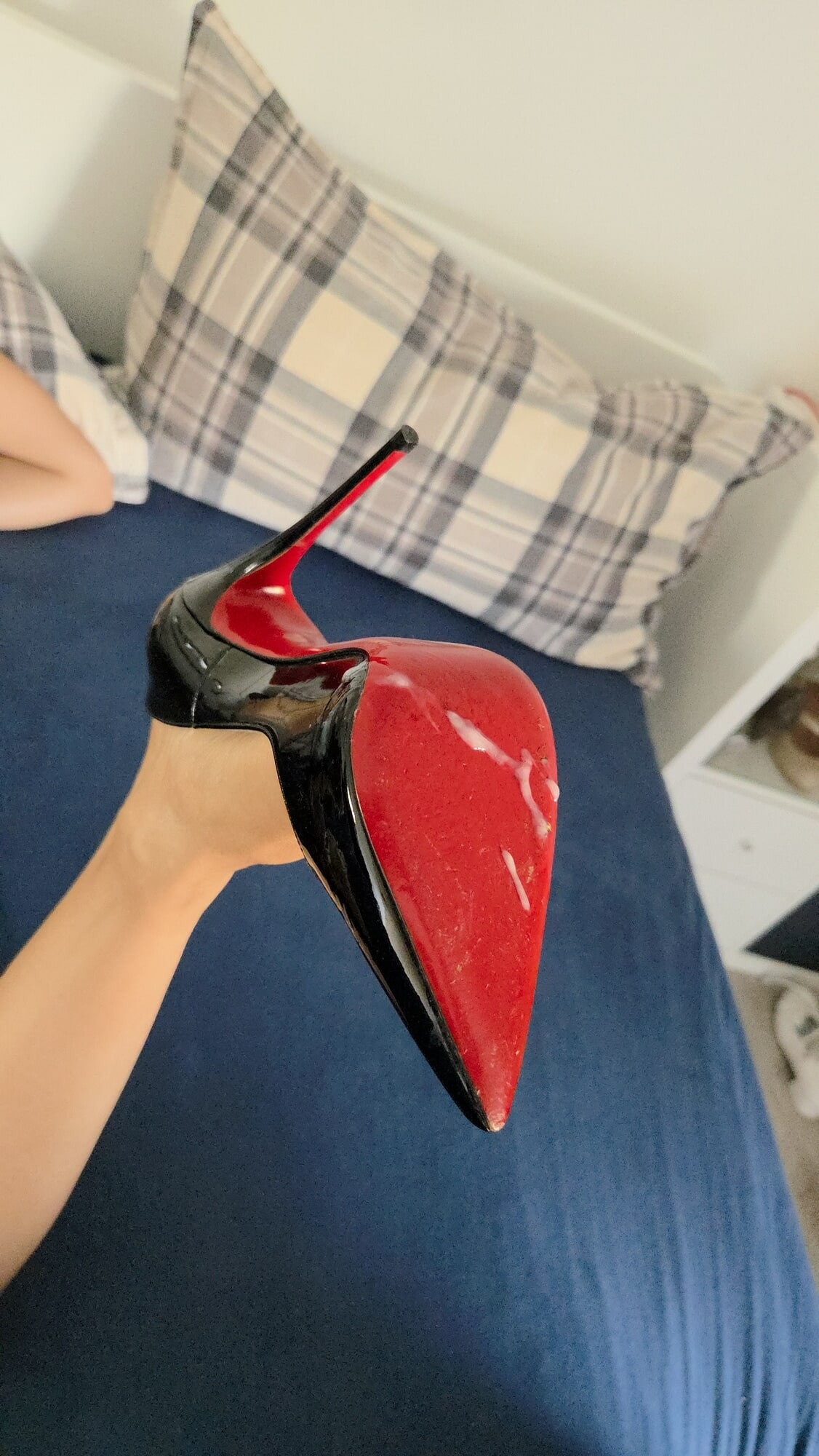 Cewek seksi ini lagi muasin memeknya dengan sepatu hak tinggi setiap harinya