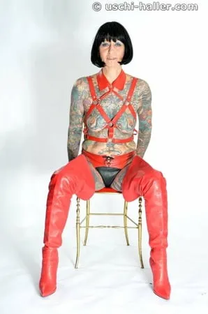 photo shoot with full body tattooed milf cleo         