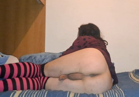 thicc bottom in shirt.