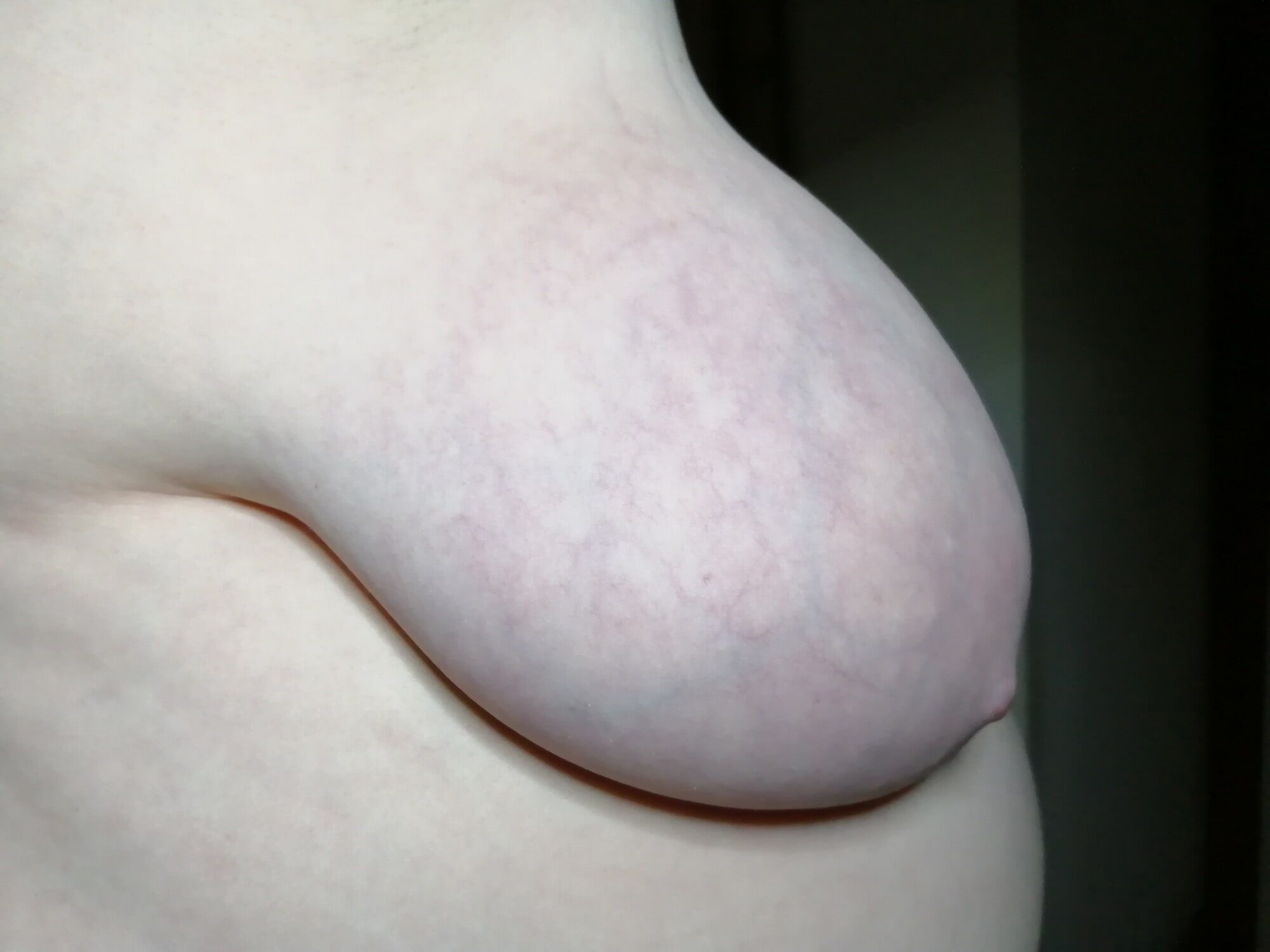 Side boob (artificial light, indoors) #29
