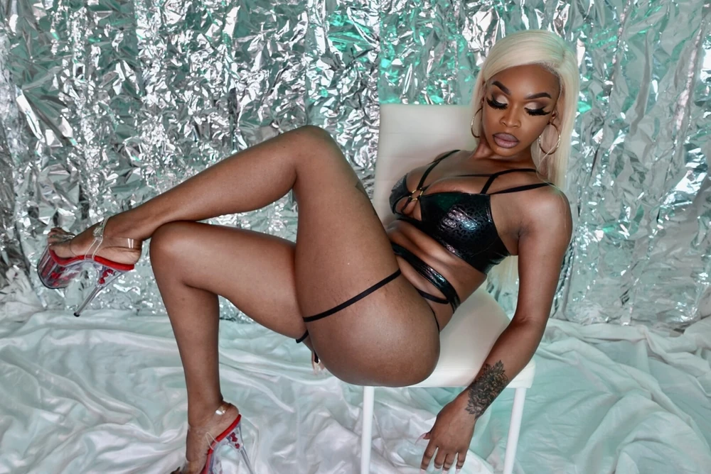 Samantha Porsha out of space! 