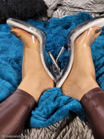 big sexy feet in pantyhose           