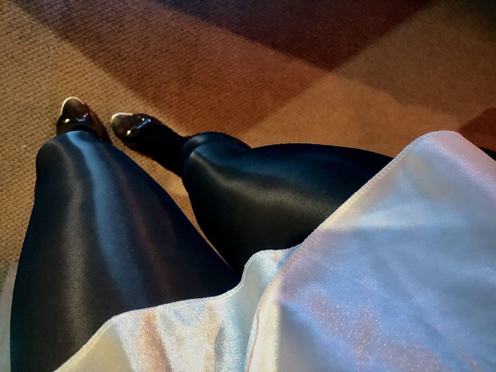 Moments of shiny legs, glossy tights and high heels, #4