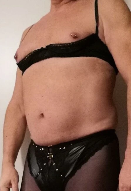 Crossdresser mit gepiercten Nippel  