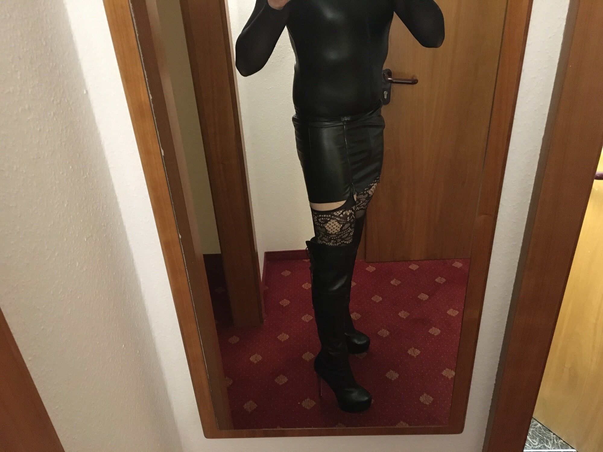 Sissy in overknees and leather