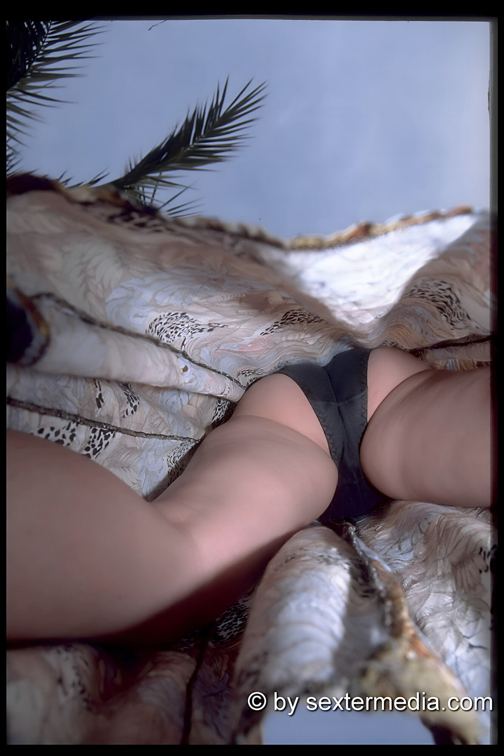 Naked facts under women's skirts #19