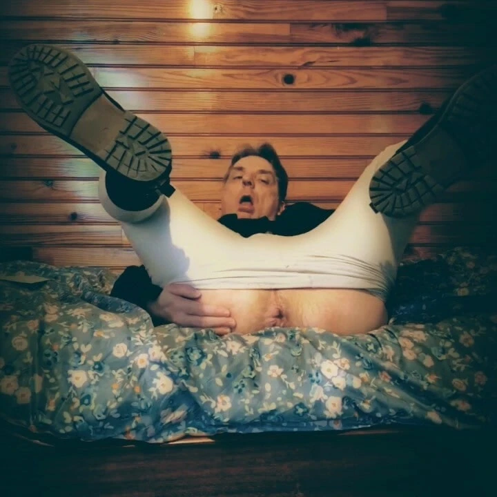 Jag fingrar på mitt femboy rövhål och runkar