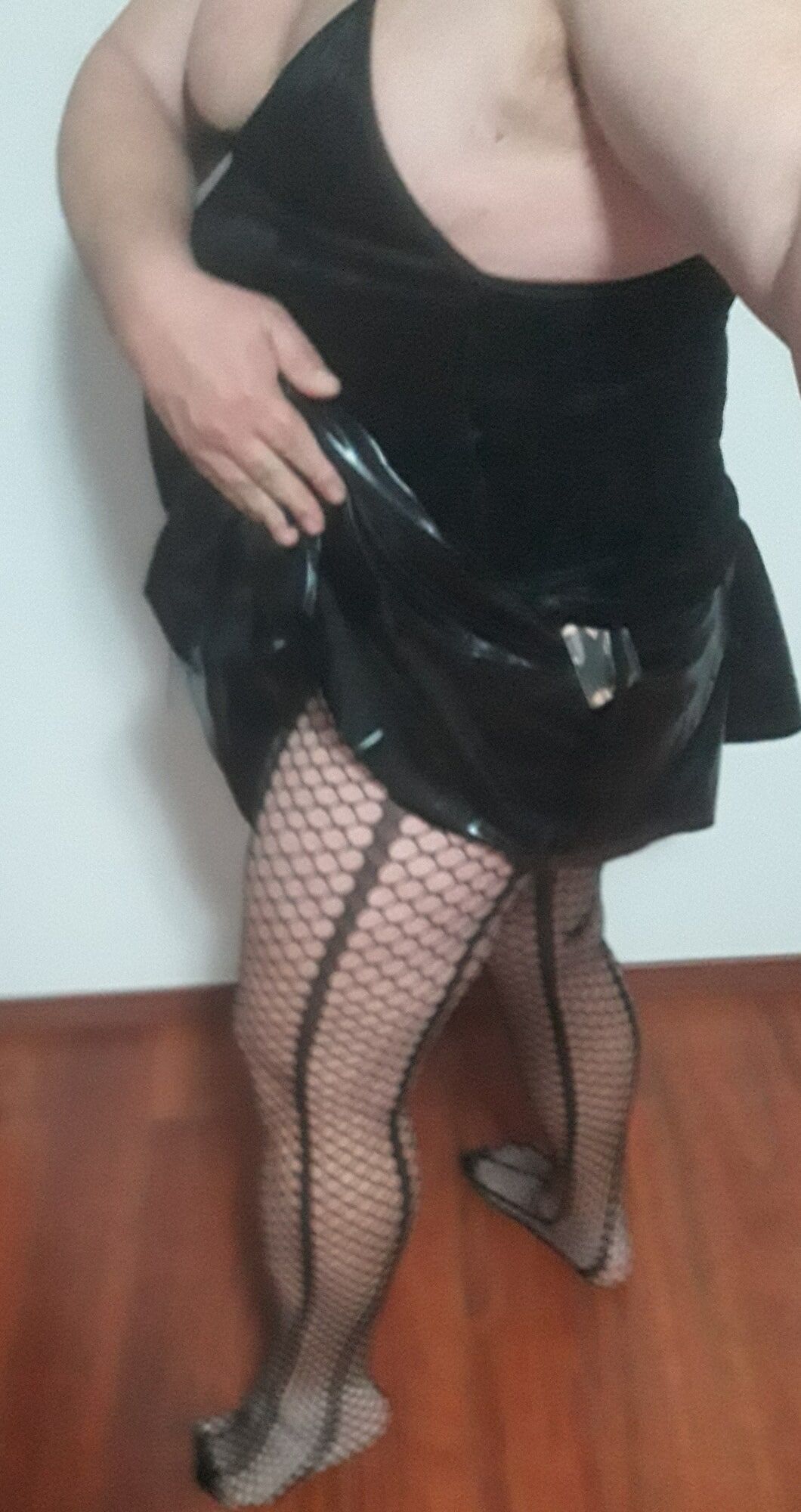 Mascarado e vestido de preto