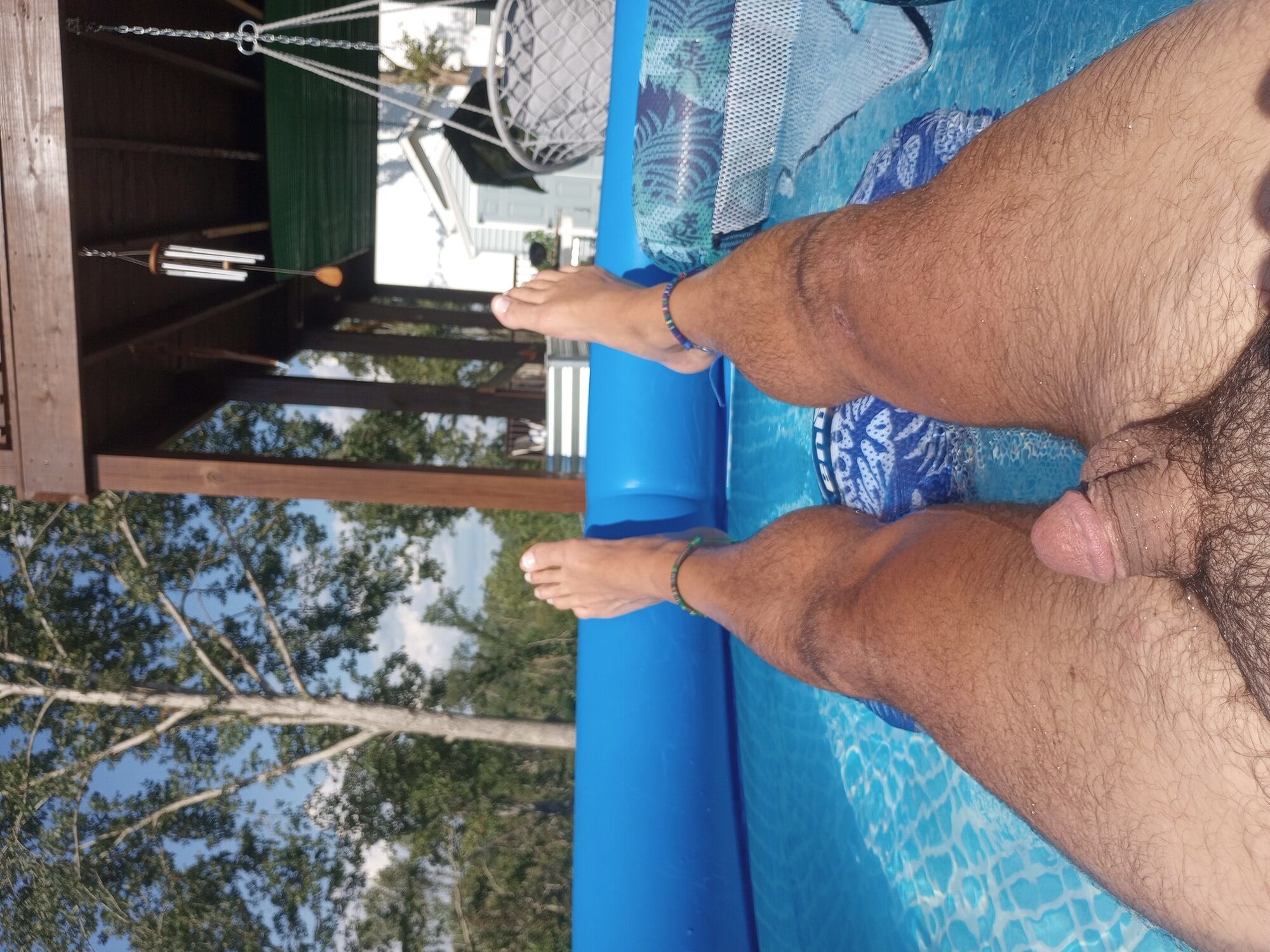 Meus pés na piscina