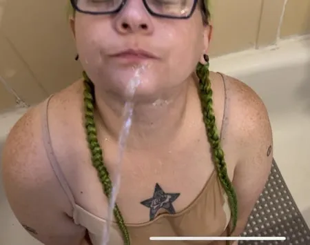 slut loves piss         