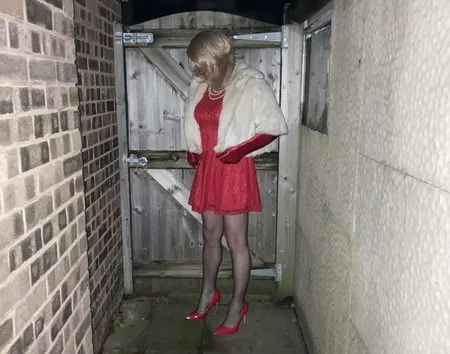 suziexx alleyway hooker dress up         