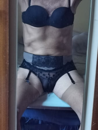 ちょっとだけ、透けたパンティでしなだらりと