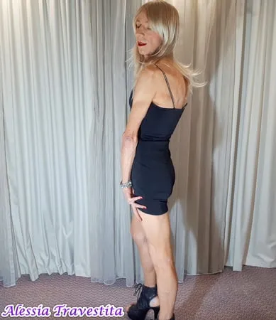    alessia models black bodycon dress         