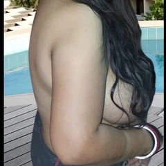 Salu bhabhi Pose