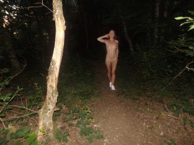 Naked and sexy in forest - nue dehors