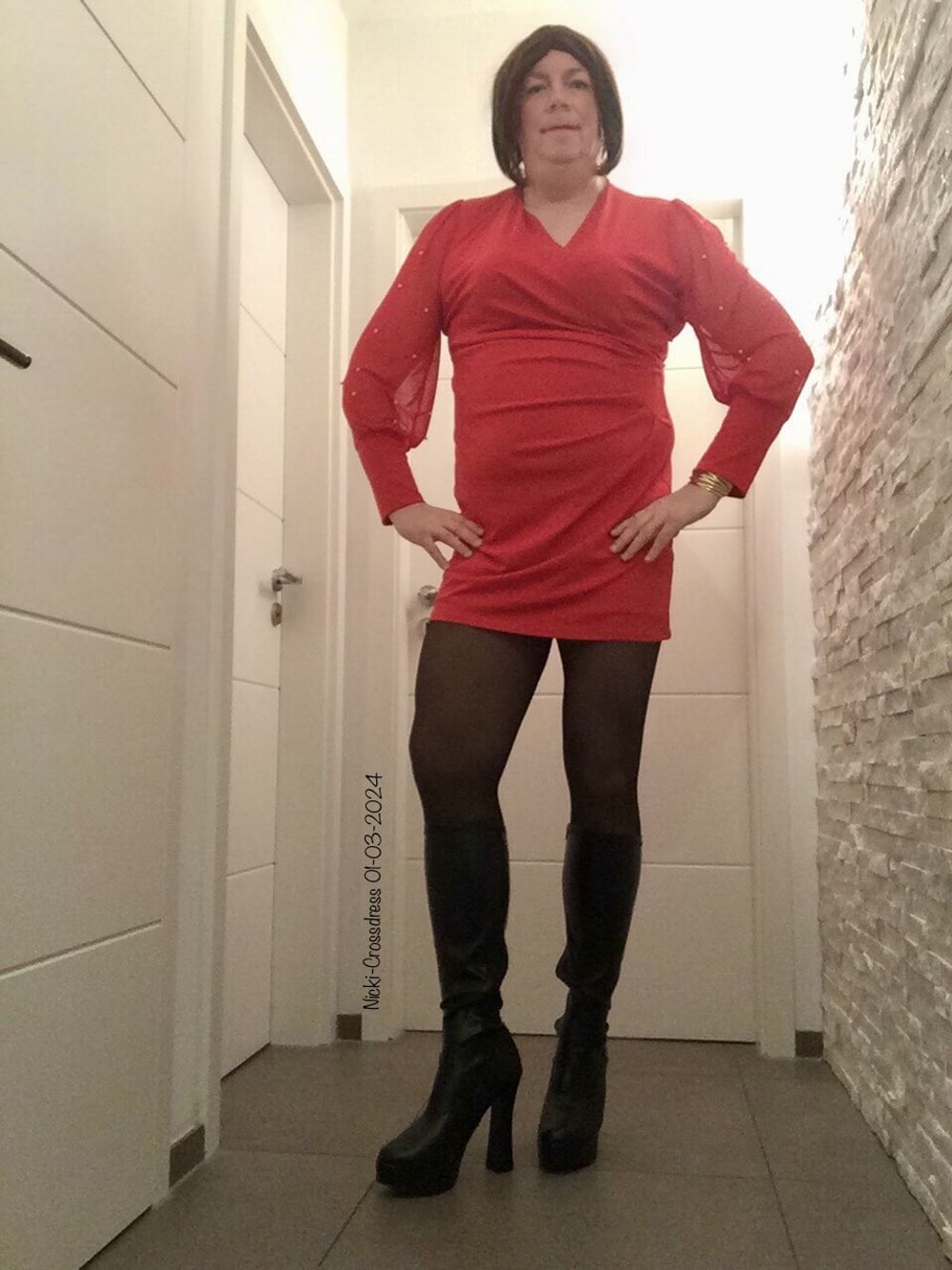 Nicki-Crossdress sexy red Mini-Dress, Tights &amp; Boots