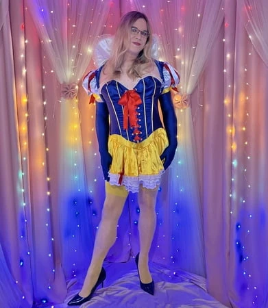 joanie snow white in blonde         