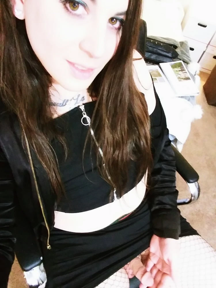 Who wants to make me their lil cumslut fucktoy...? 8