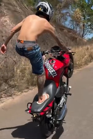 Amo ver meu macho com a calca caindo