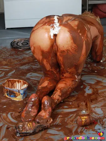 mature blonde dana hayes wet and messy with ice cream         