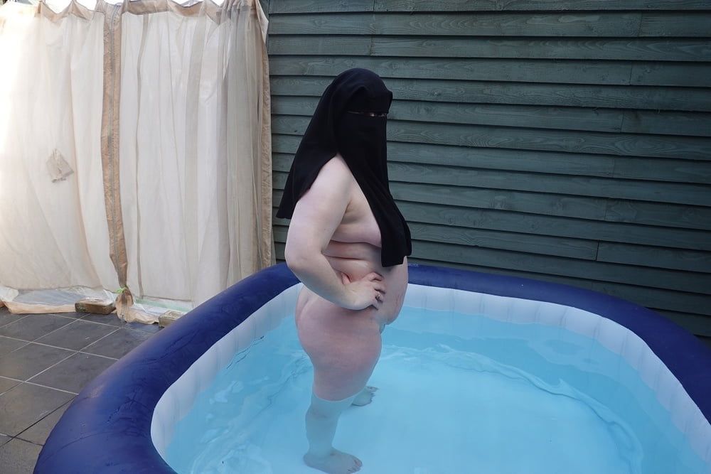 Niqab nude in Hot tub #3