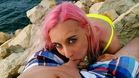 picked up a slut at the seaside and she gave me a blowjob         