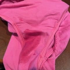 ぽっちゃり系妻の汚いパンティーに射精