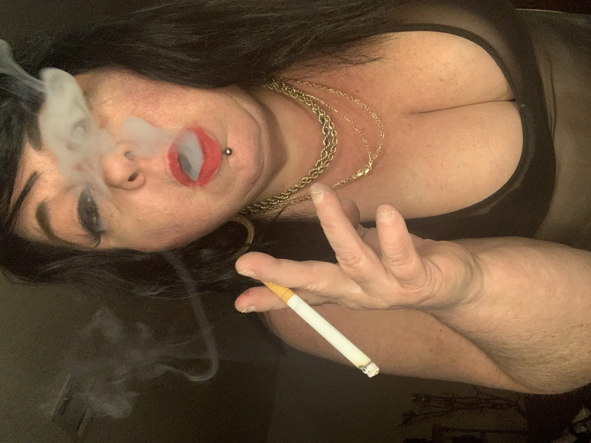 Mommy looks hot smoking