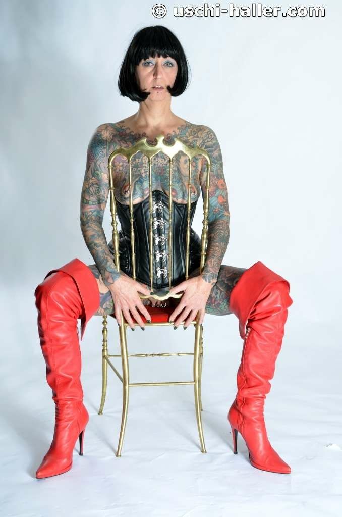 Photo shoot with full body tattooed MILF Cleo - 2 #12