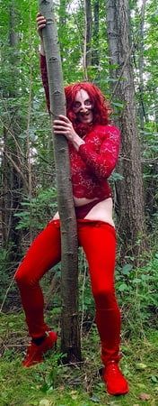 Demoniczna Suka napalona w lesie