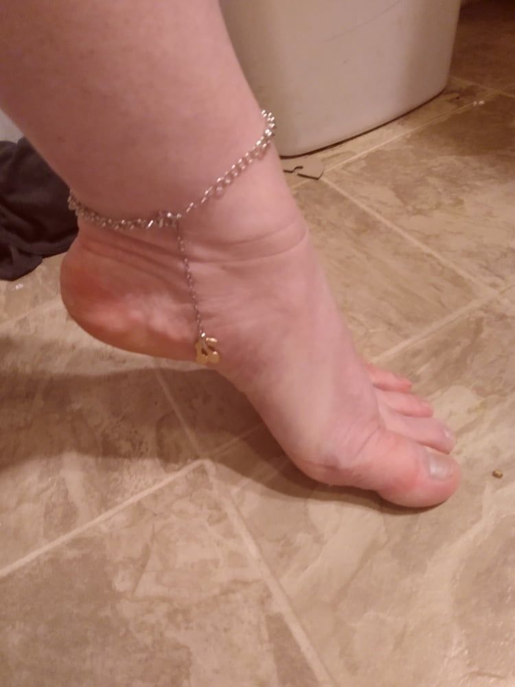 Does anyone want to suck toes?