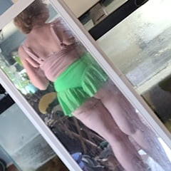 Vye has fun in mirror playing around showing off bbw big ass
