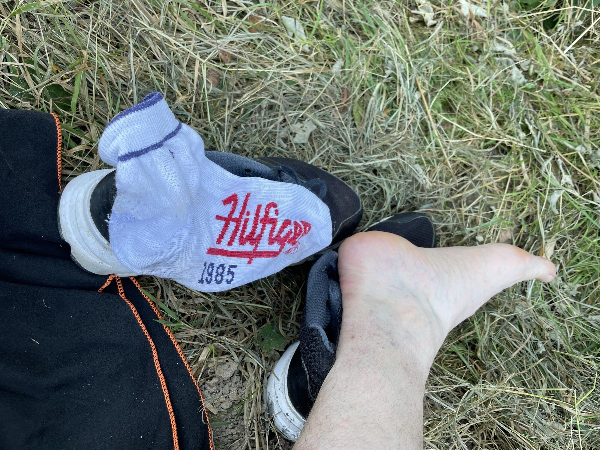 Mijn bezwete sokken en voeten uit stinkende sportschoenen 