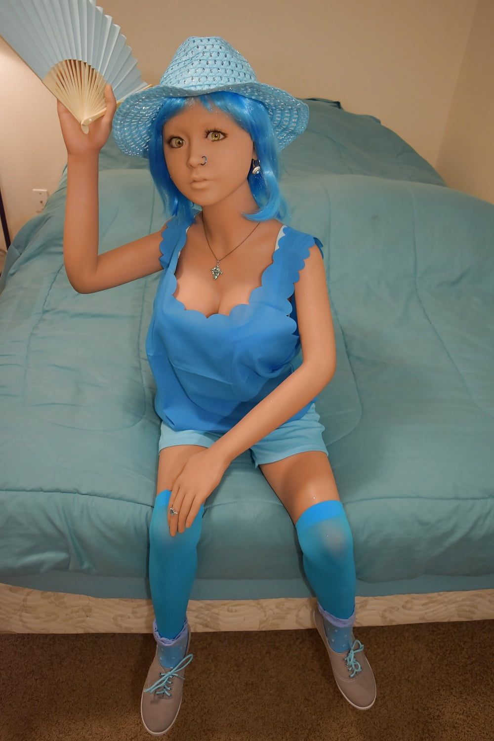 Nina&#039;s blue hat #7