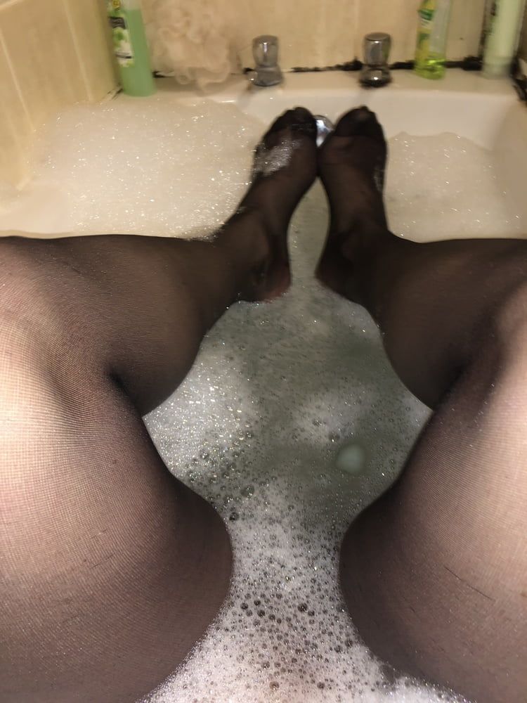 Black pantyhose in the bath 