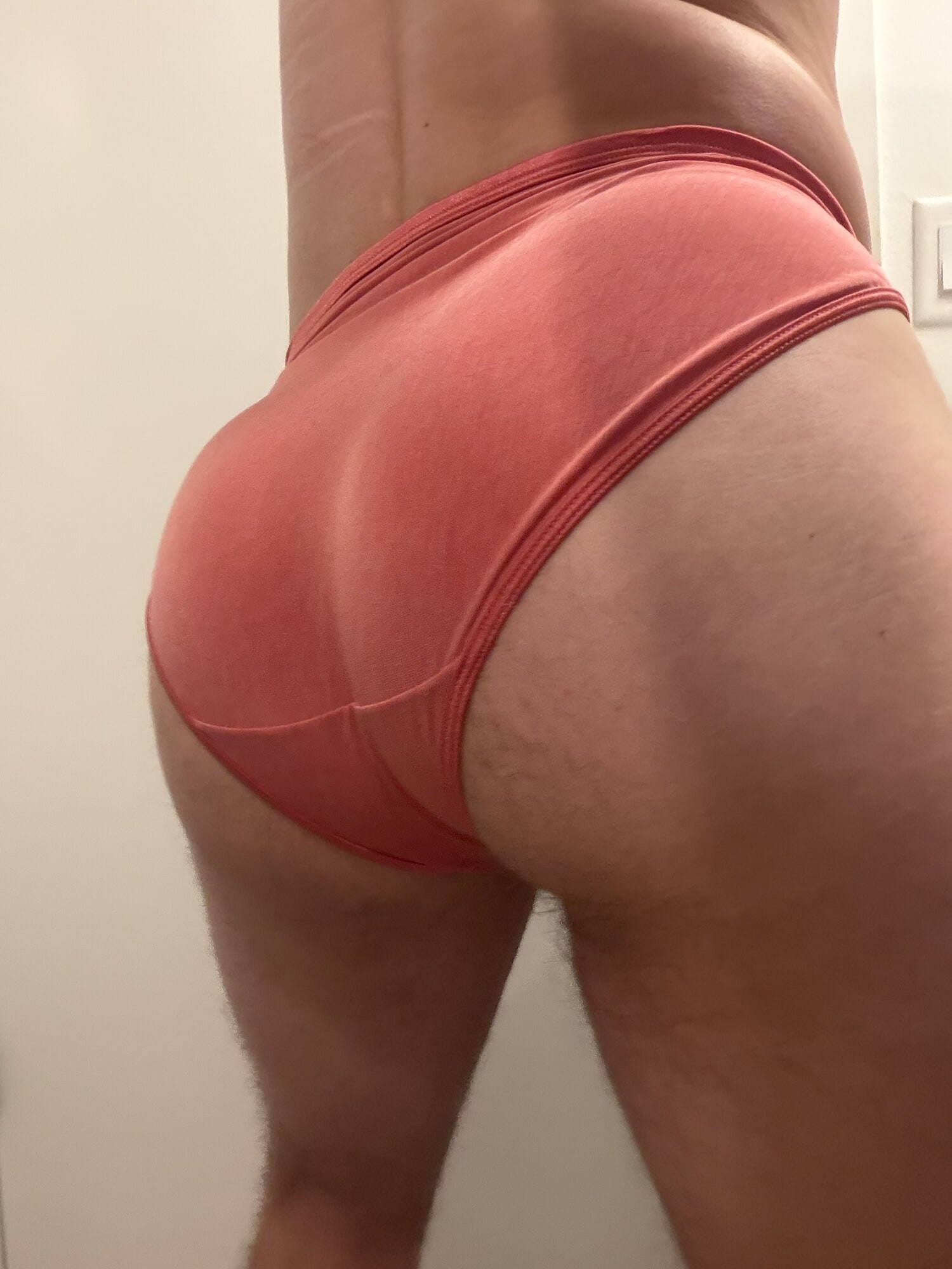 Which color will leave more cum stains  #4