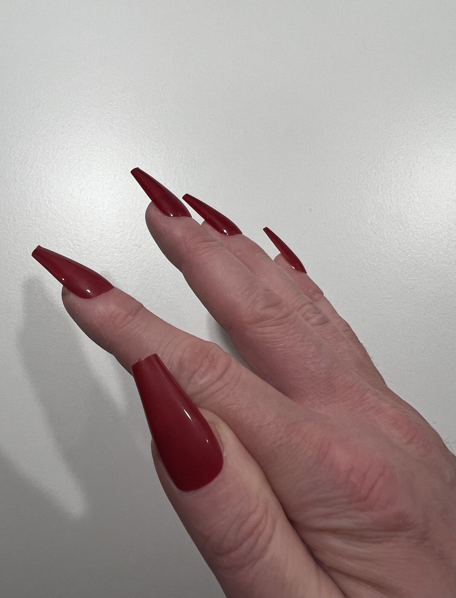 Prêt à faire une branlette avec mes nouveaux ongles rouges. 