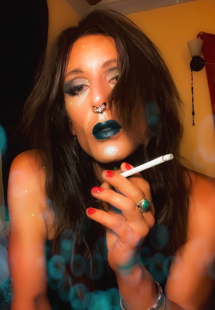 Sexy TS smoking fetish. Femme VS120 menthols