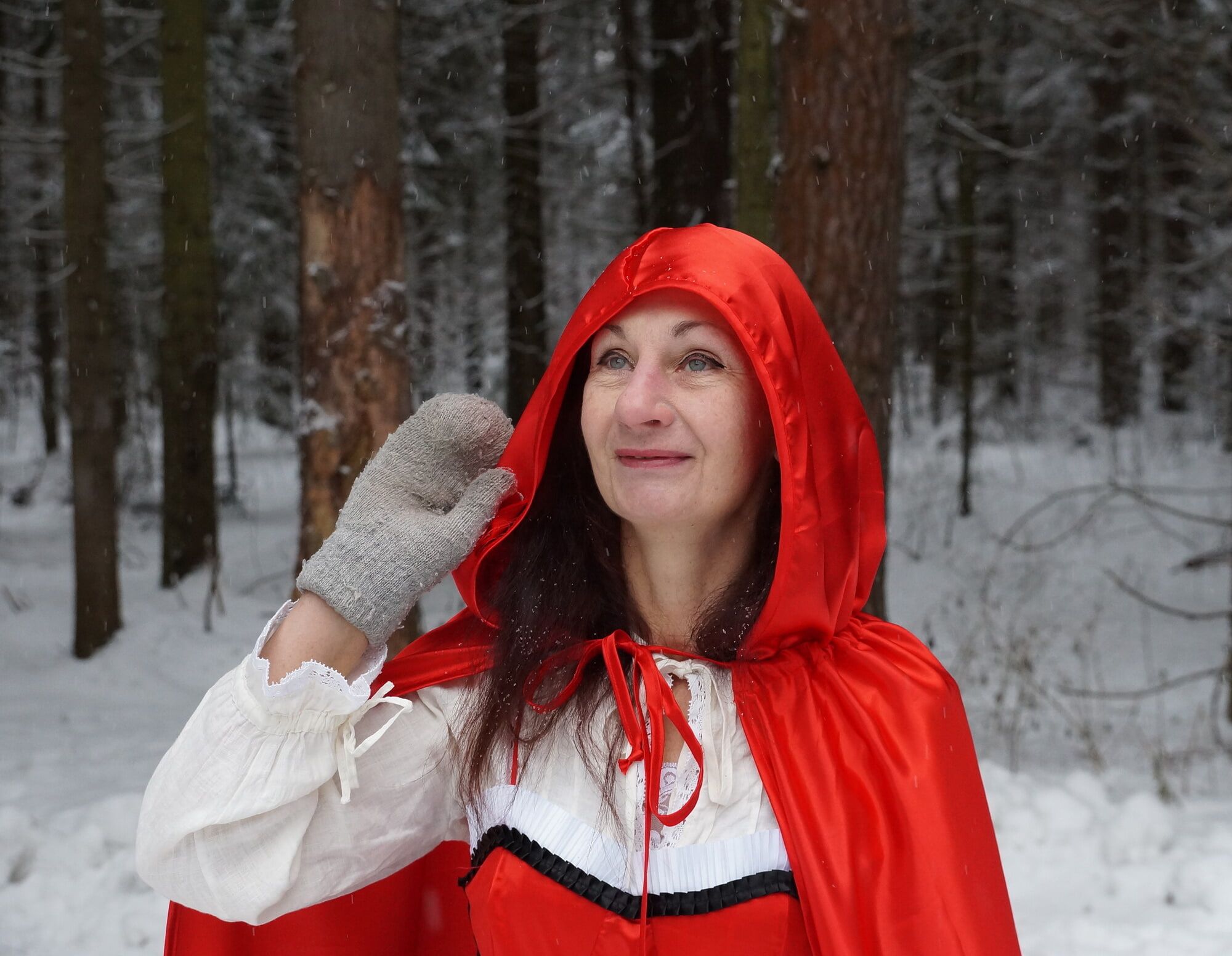 Chapeuzinho Vermelho em um caminho de floresta