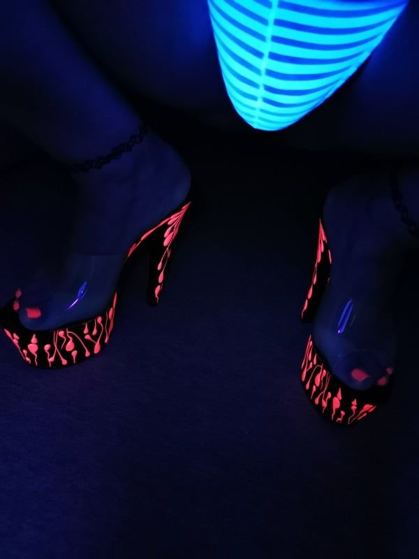 Sexy CD Feet On High Heels Posing In Neon Light #20