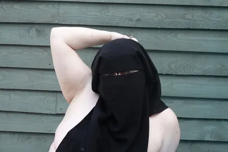 niqab nude in hot tub         